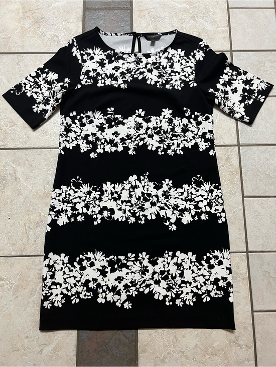 Banana Republic Dresses & Skirts - Banana Republic Black and White Floral Midi Dress